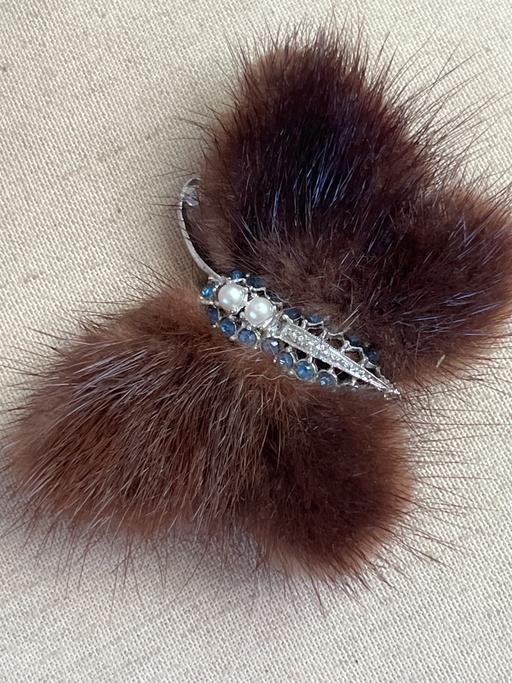  — Beautiful vintage mink fur brooch