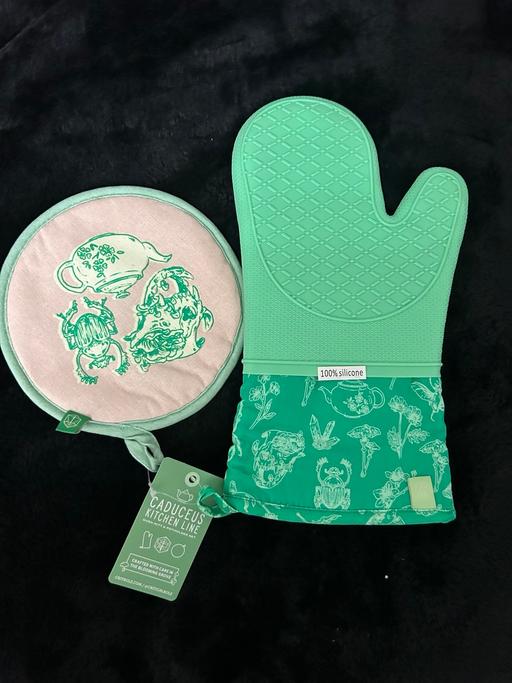 Buy & Sell Hayes Hillingdon - Photos for Critical role oven mitt set in mint,
