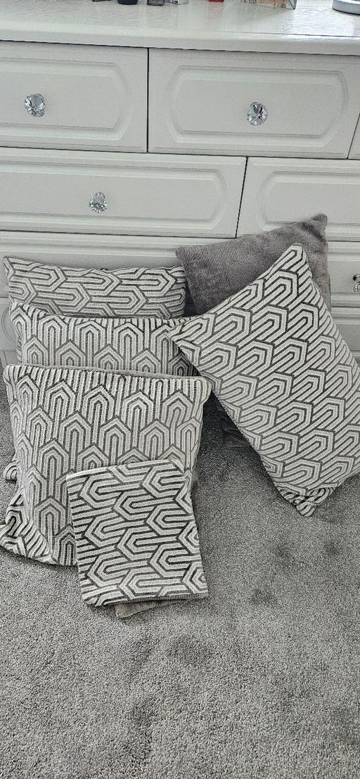 Buy & Sell Tividale Sandwell - Photos for grey reversable cushions