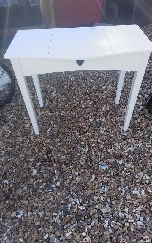 Buy & Sell Swinley Wigan - Photos for KIDDIES DRESSING TABLE