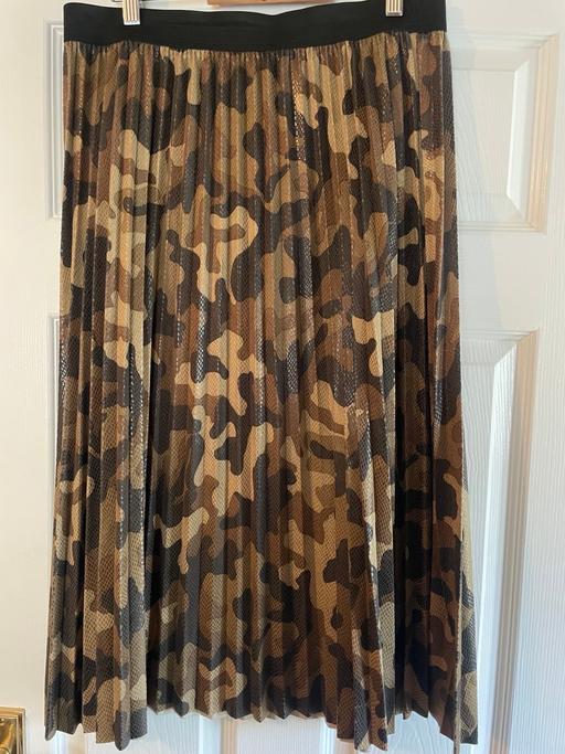  — Pleated skirt