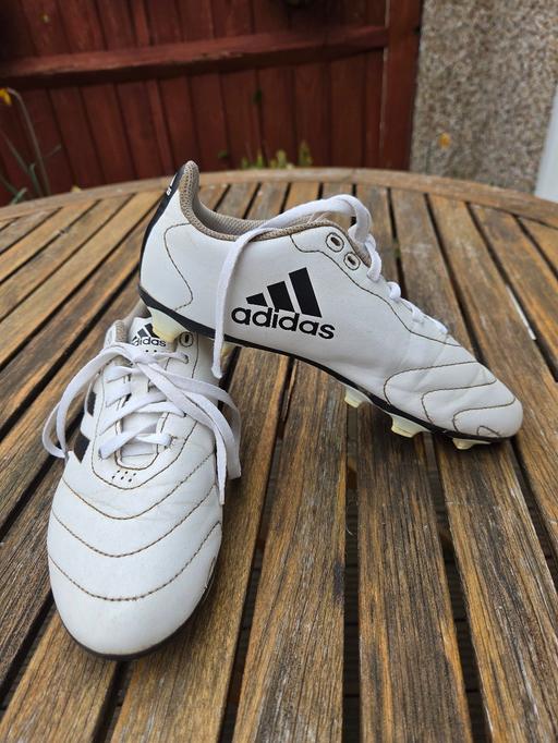  — kids football boots UK 4 