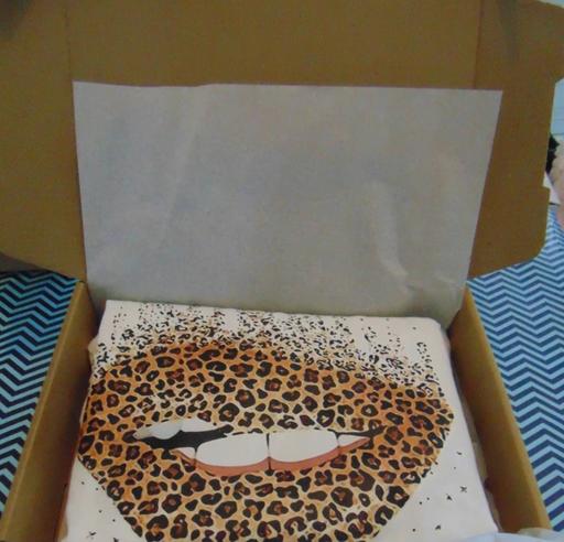  — Ladies White Lip T Shirt Size Large