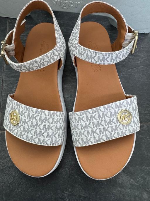  — Women’s shoes