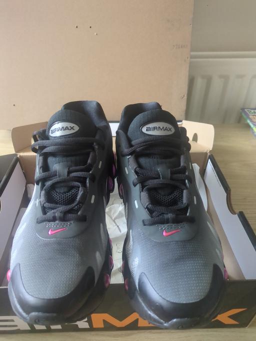  — NIKE AIR DN8 size7 UK.