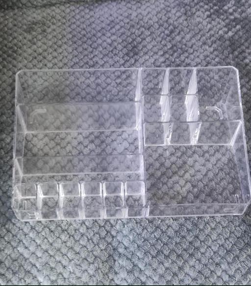  — Cosmetic stand