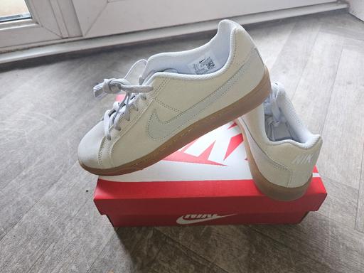  — Nike court royale suede