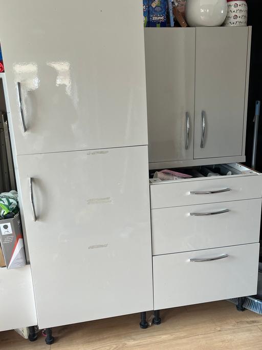  — 9 Kitchen units, 3 drawers