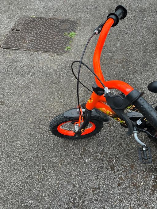  — Boys bike with stabilisers