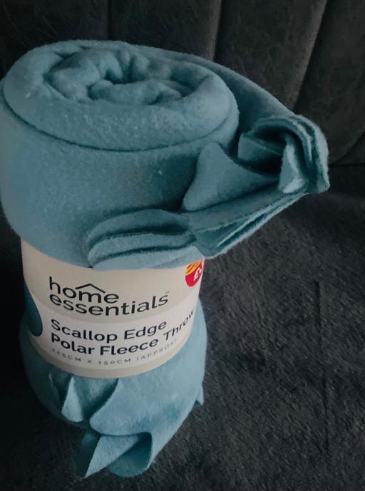  — Scalloped fleece throw 125x150cm