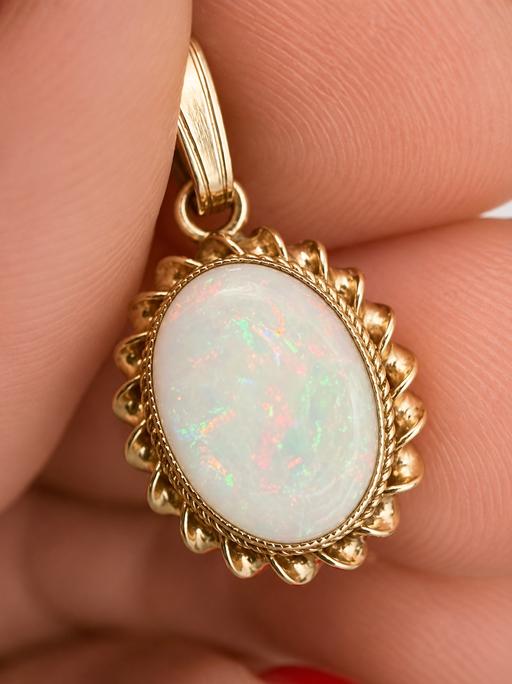  — Fine 9ct Yellow Gold Opal Pendant