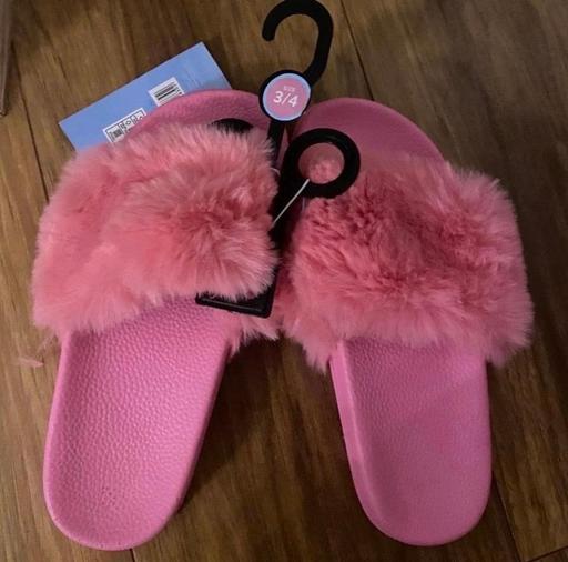  — Girls pink fur sliders size 3/4