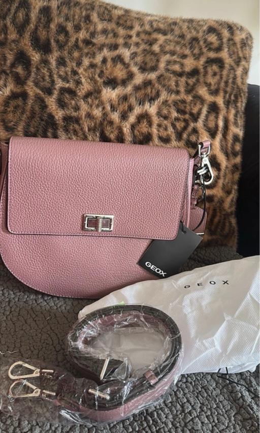  — Geox old rose handbag
