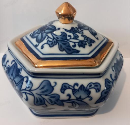  — Chinoiserie hexagonal porcelain trinket pot