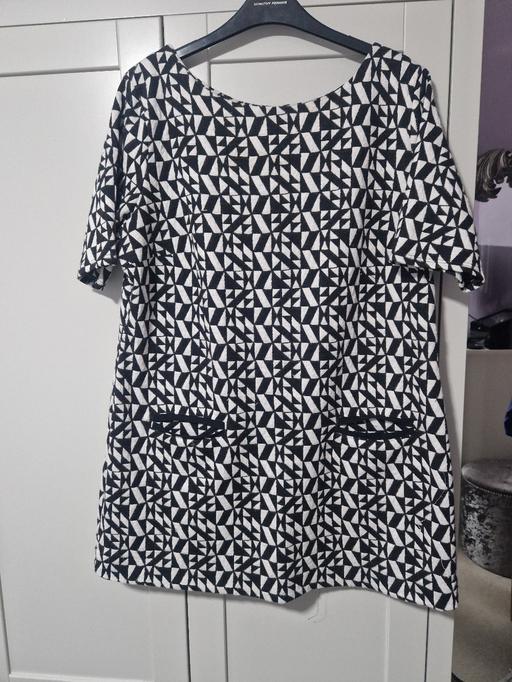  — Wallis black & white top L