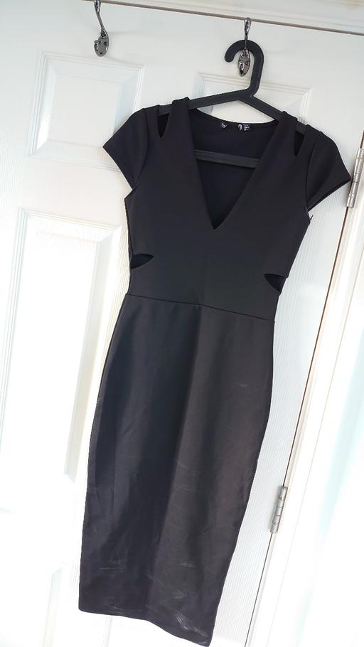  — Boohoo V-Neck Bodycon Dress with Cut-Out