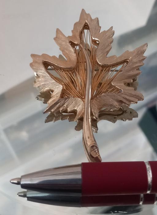  — Unsigned monet wire work leaf brooch
