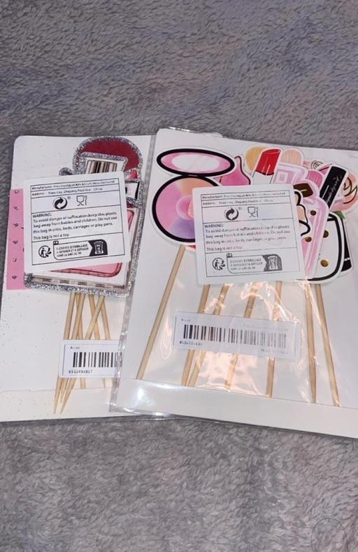  — Cake toppers