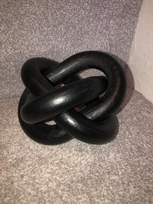  — Knot ornament