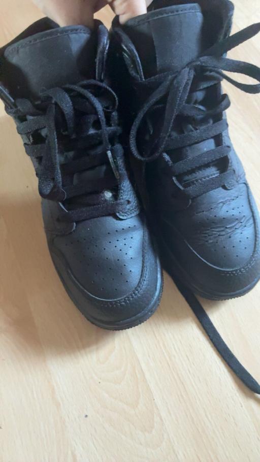  — size authentic  Nike hotdan mids