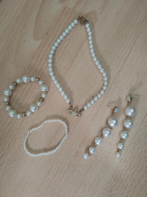  — Jewellery Set.