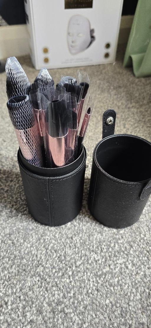  — make up brushes