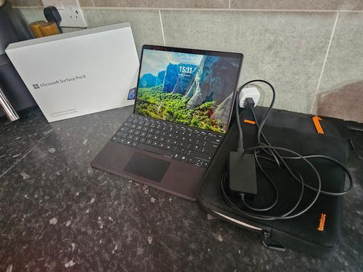  — Microsoft Surface Pro 9 – Graphite (Intel i5-