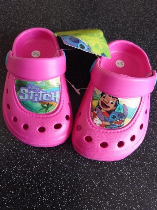  — Girls pink stitch clogs size 5/6