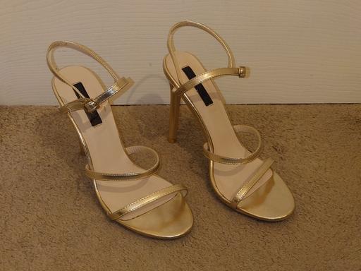  — Linzi Heels