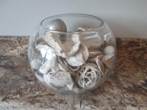  — glass bowl with poperee in