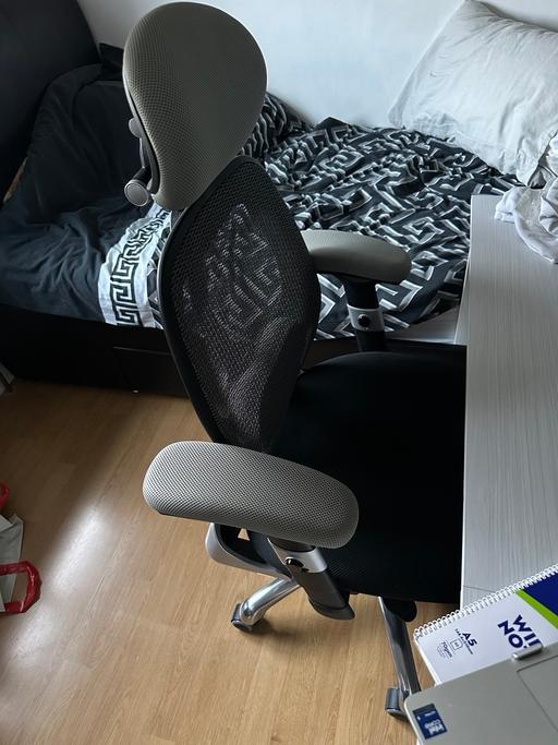  — Desk office chair