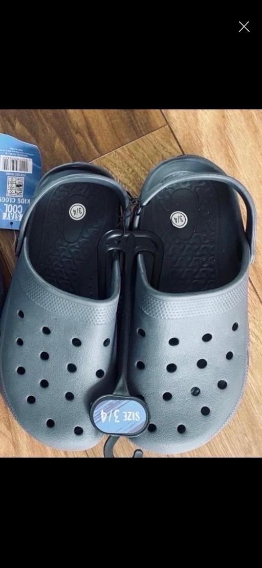  — Unisex clogs size 3-4