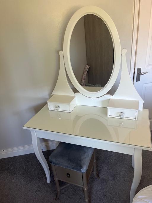  — Idressing table with stool