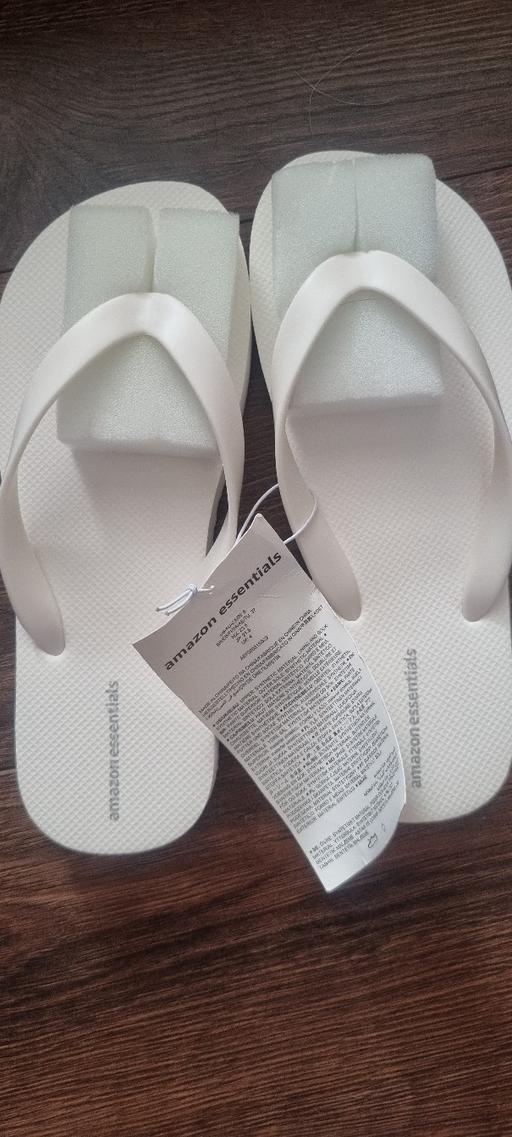  — White/Cream Flip-flops Size 4