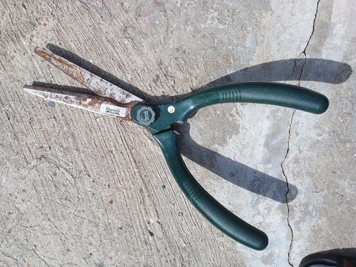  — Garden shears