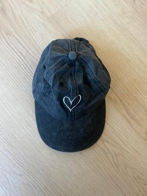 — 4x grey/black hat with heart logo