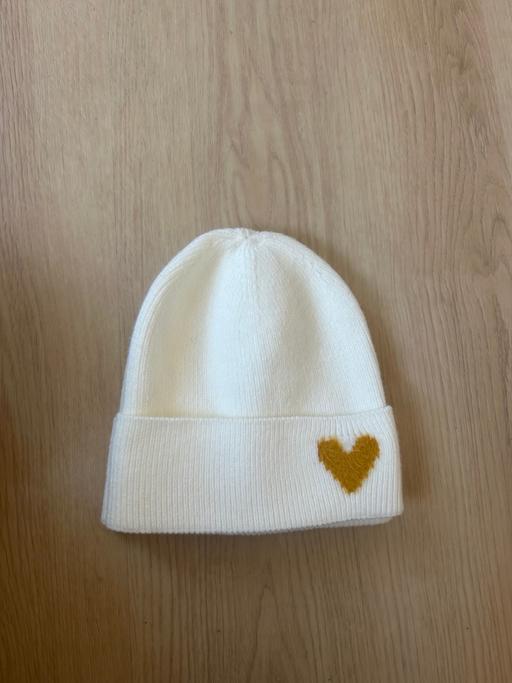  — 5x white beanie hat