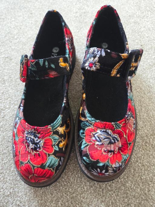  — Beautiful velcro shoes size 4