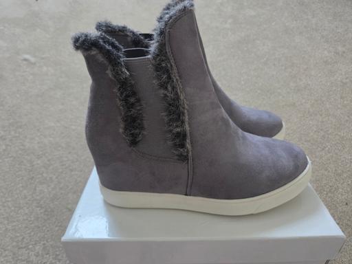  — New boots size 5