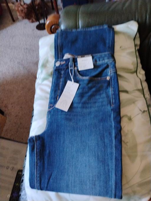  — WOMENS JEANS.