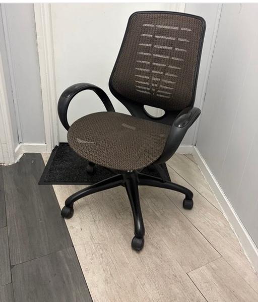  — adjustable office chair - Mesh detailing