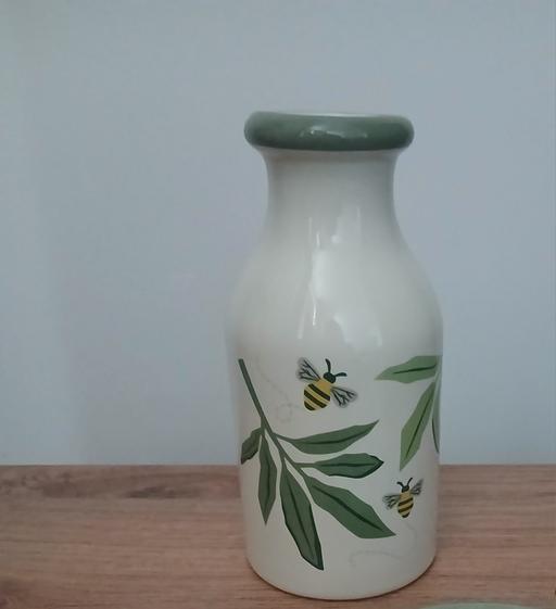  — Bee Vase New