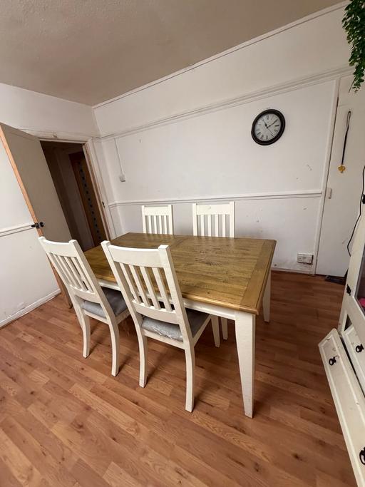  — Wooden dining table extandble