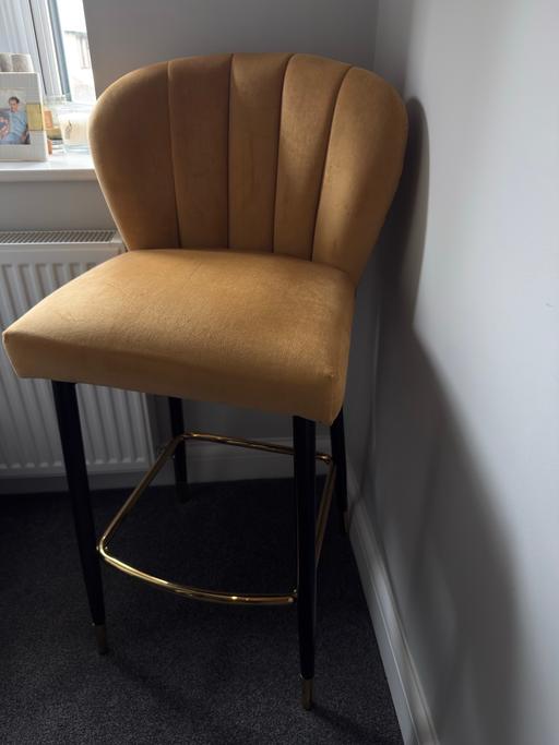  — Accent chair bar stool