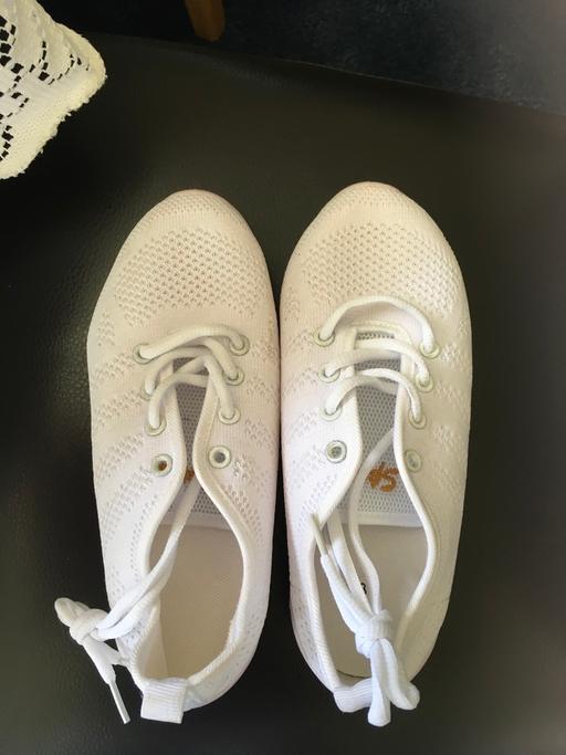  — Trainers size 4