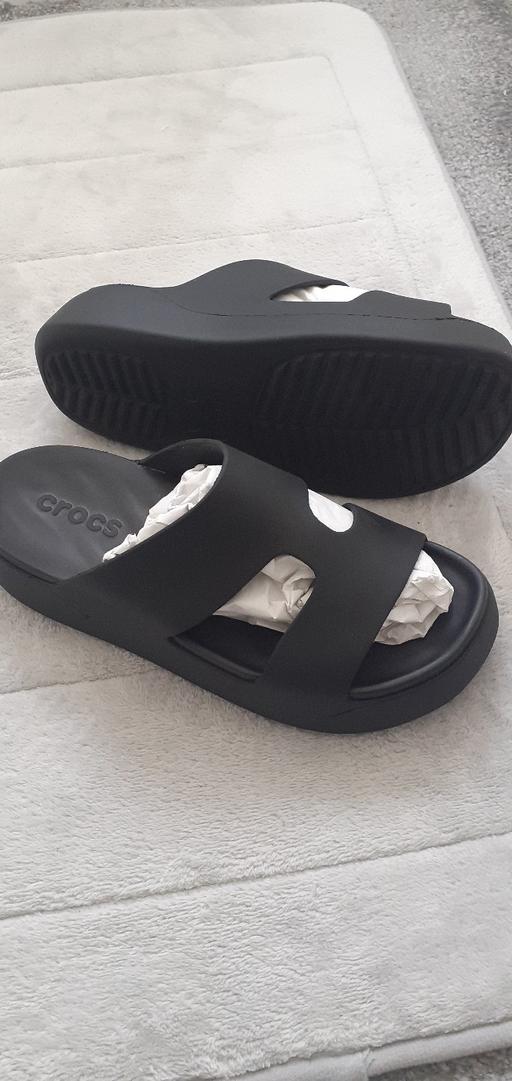  — new ladies size 6 crocs sandals