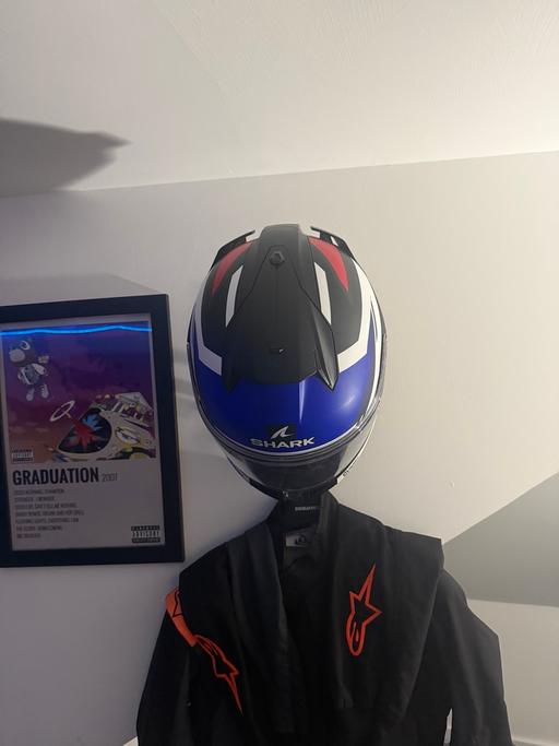  — Helmet and racesuit wall mount (blackandgrey)