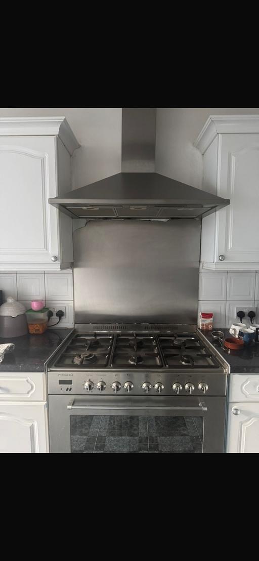  — Gas cooker and hood