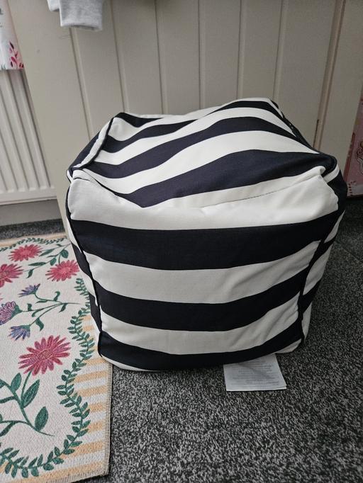  — pouffe like new