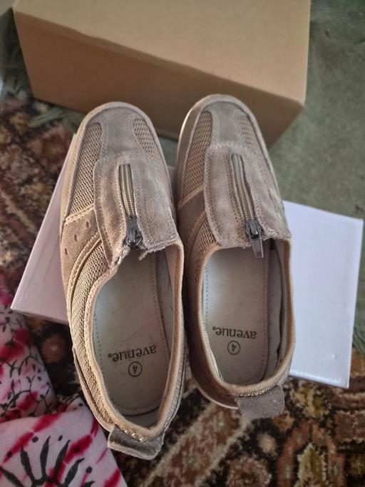  — ladies shoes size 4